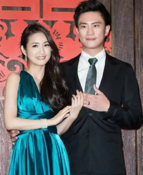 林依晨携女儿出街,她没用保姆亲自带娃接地气,3岁女儿圆圆脸与她似