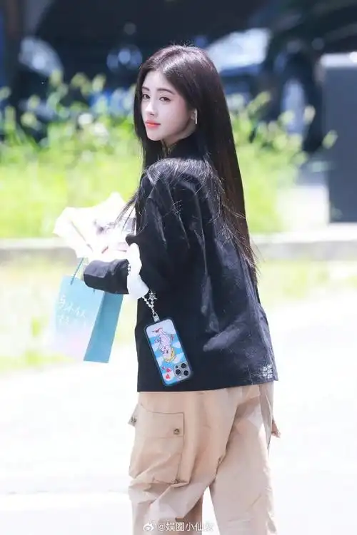 鞠婧祎最新机场图,出发晚会啦