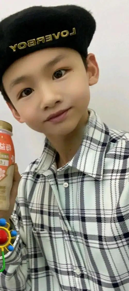 白敬亭晒呆萌童年照评论怼自己逗趣