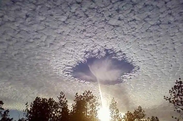 全球最诡异自然奇观 死亡谷怪石会"行走"(组图)