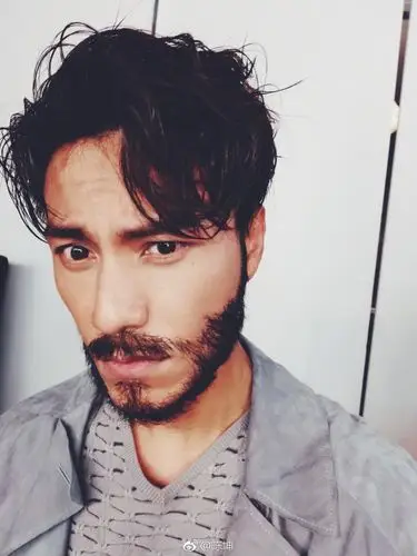 面霸陈坤留络腮胡帅气不减网友男人味十足