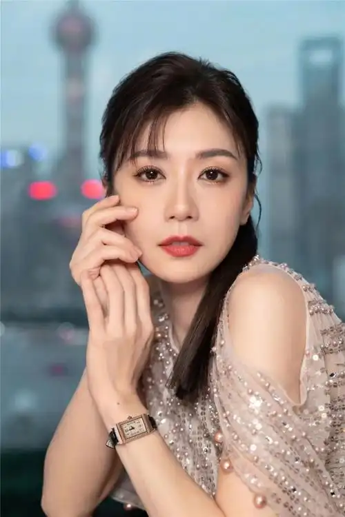 贾静雯全家福拜年照曝光,大女儿紫发抢镜,个性十足!_腾讯新闻