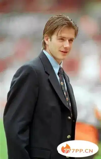 贝克汉姆是曼联传奇球星,他从小就对足球充满热情,对妻子维多利亚也有