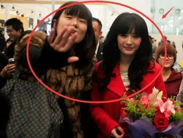 原创杨幂素颜和粉丝合照离开10级美颜后整没整容一目了然