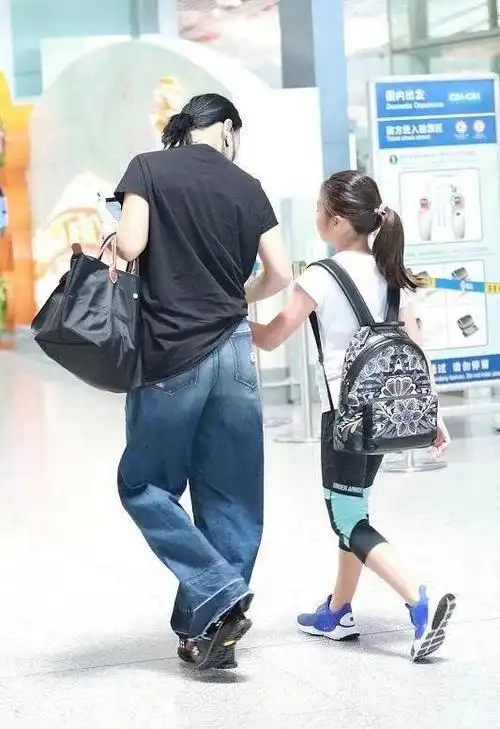 强势的那英在女儿面前很温柔,随性穿搭中性风十足,视觉气场全开