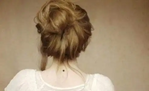 如果在脖子正中有痣,则表示有富贵命.