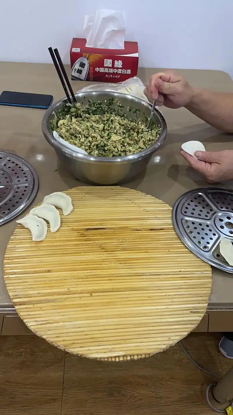 手工包饺子 #唯有美食与好心情不可辜负 - 抖音