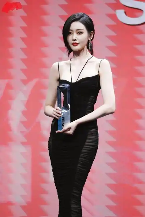 张天爱在上海出席时尚活动她这次穿了一件黑色的吊带裙