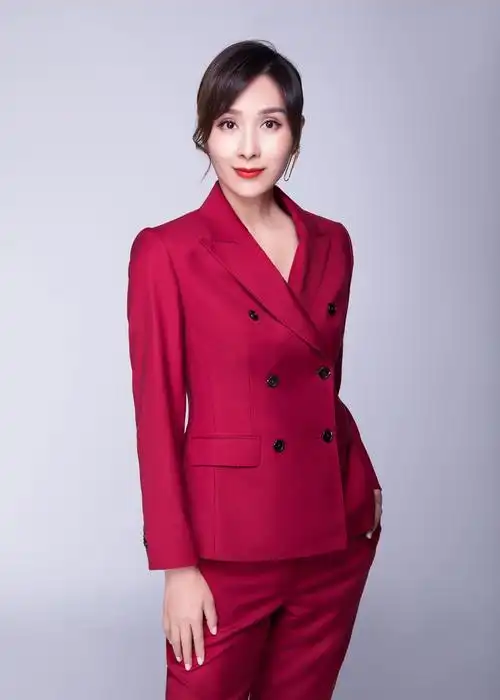 杨恭如酒红色西装潇洒干练 身材纤瘦女神范依旧_高清图集_新浪网
