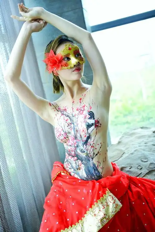 【实拍】唯美人体彩绘欣赏:红袖长舞梅花吟