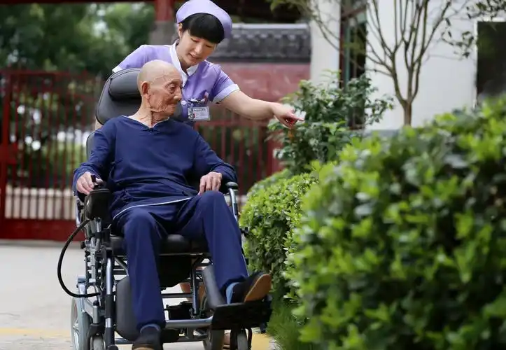 不在魏源医院,就在来魏源医院的路上,因为每个人都会老.