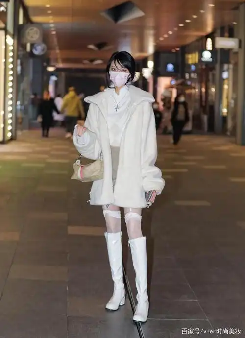其中,最好搭配的就是黑色和白色,本期,先看看白色高筒靴如何搭配才