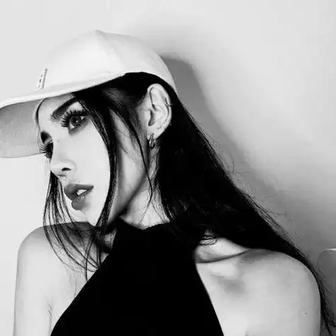 女生头像冷酷帅气侧脸黑白你有几秒是喜欢的