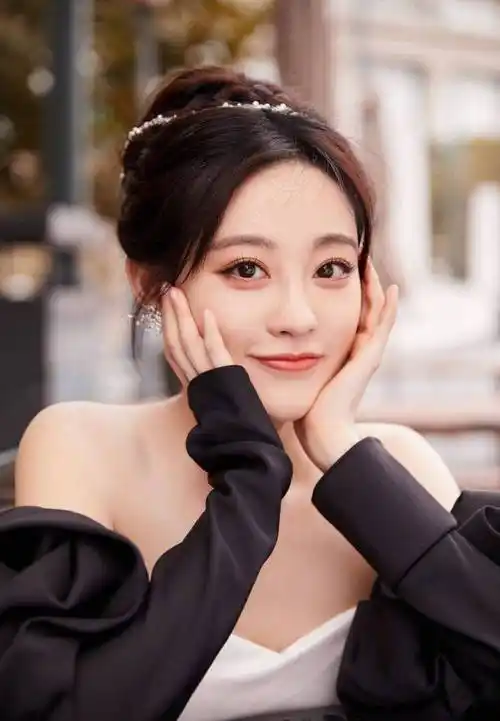 祝绪丹公主造型现身秋日街头 嘟嘴卖萌高贵又可爱_照片_笑容_一面