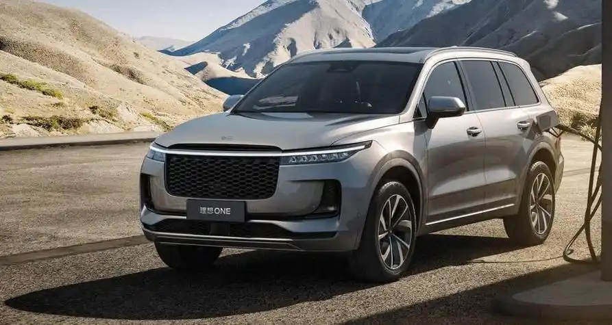 1,理想one定位在中大型的suv,所以整个车的体型也较为壮硕,拥有5020mm