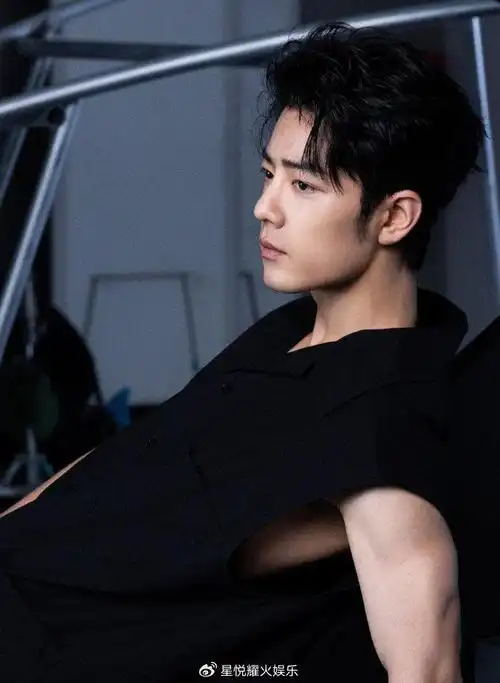 肖战最新照片来袭,简约帅气驾驭多风格