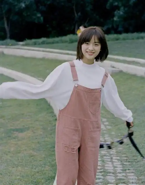 短发很适合沈月,像初恋情人,笑容更具有感染力.