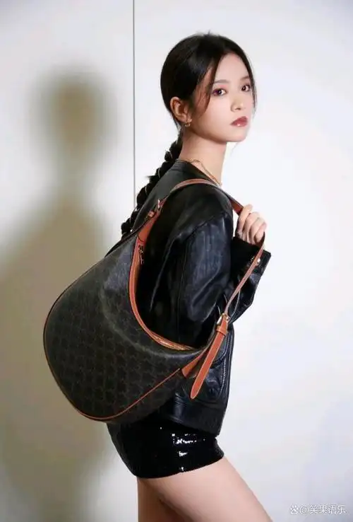 今日分享一组李庚希机场登机照片,她身穿一件黑色飞行皮夹克,宽大的