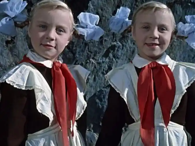 为什么苏联女学生校服并不是女仆装