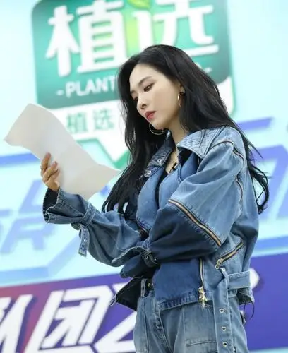 王霏霏的牛仔裤太好看了就是出门太费时间拉链就要拉5次