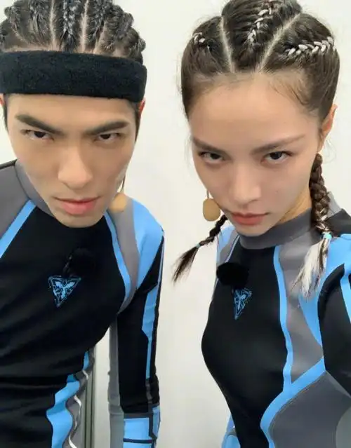 钟楚曦解锁大片新造型,连体运动装又酷又飒,网友:以为是萧敬腾