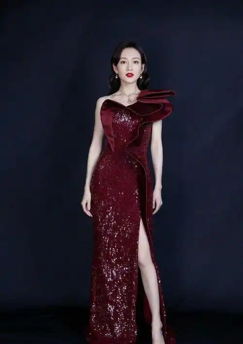 王鸥真的太任性踩着梯子就当t台穿紫色荷叶边甜美又浪漫