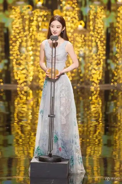 赵丽颖着仙女装夺演技大奖 台下细节引众人点赞