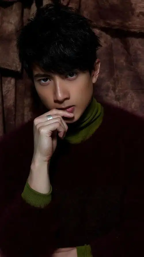 40岁的吴尊帅气依旧,精致的五官和高挑的身材,太令人心动了!