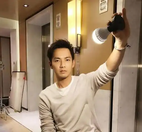 晒晒钟汉良现实中的家有专用电梯直达客厅一看就是大户人家