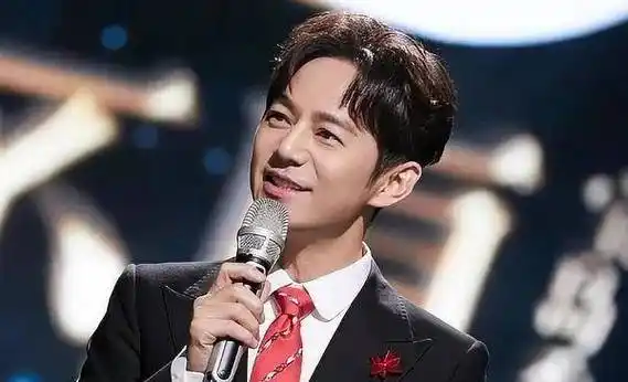 何炅49岁惊艳转型狼尾造型引领潮流岁月不败真美人