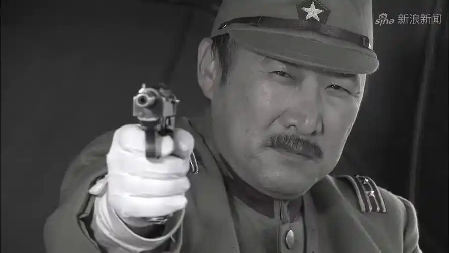 大佐以为武工队不敢动手,谁知女高手箭法高超,一箭穿心