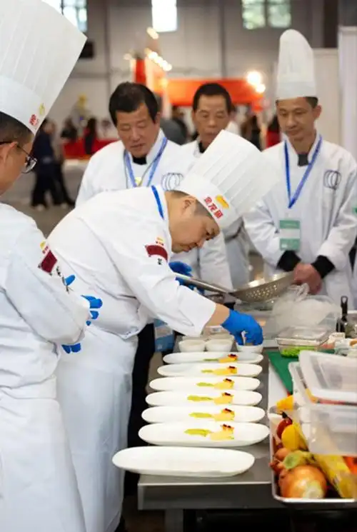 结合中西两种烹饪技法,以金龙鱼外婆乡小榨菜籽油,金龙鱼味极鲜酱油