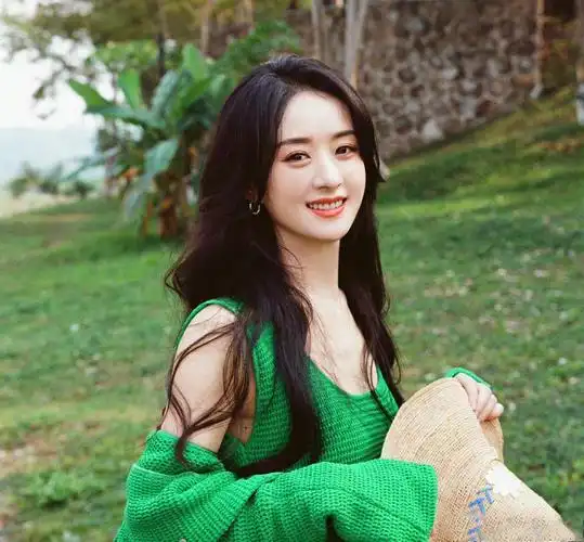 《野蛮生长》路透,赵丽颖造型好飒有气场,实力演绎90年代女老板