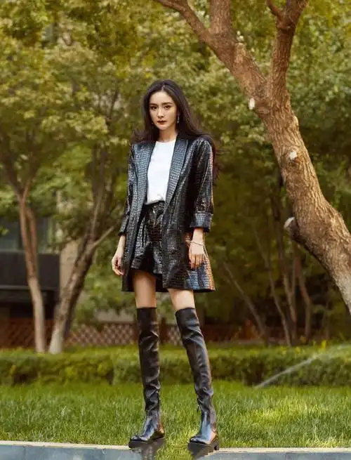 真服了机场的杨幂多冷的天都要光腿穿过膝靴女星为了美真挺拼