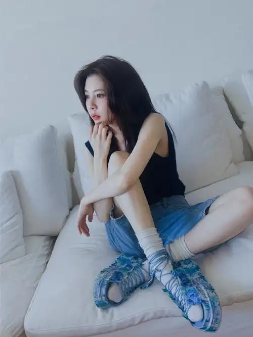 cecilia宋妍霏宋妍霏超话上脚#uggxcollinastrada#厚底魔术贴凉鞋带