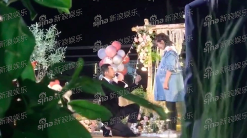 姜潮深情跪地向麦迪娜告白求婚暗露此前早已领证