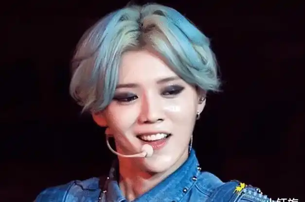 33岁鹿晗现身法令纹明显脸肿被嘲没牙齿网友越来越女人了