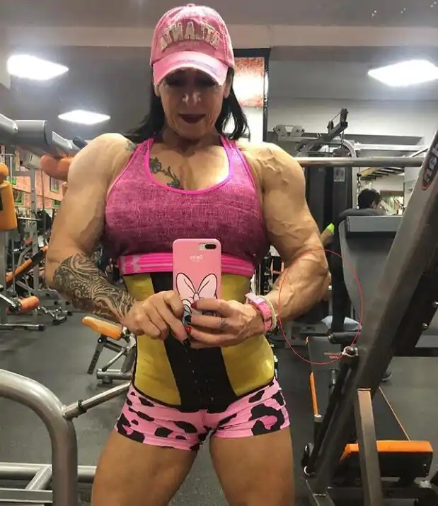 肌肉悍女练到血管暴突超低体脂最低时5强壮背部让男人汗颜