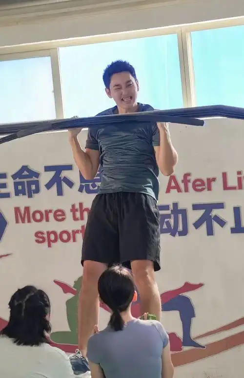 朱天福 原来是你小子本色出演啊.    戏里坑蒙拐骗,戏外偷偷加练.