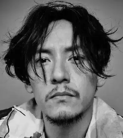 适合脸型:窄下巴 这种硬汉胡型是山羊胡和唇上胡的一种变体.