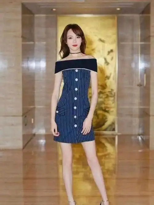 唐嫣真是穿搭高手拼色毛衣配破洞牛仔裤时髦洋气又高级