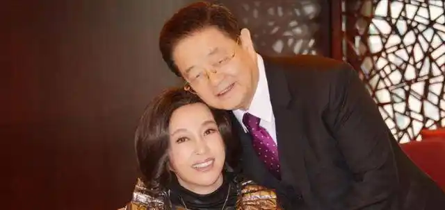 刘晓庆75岁老公满头白发,但是刘晓庆气质风采依旧,真正女强人_王晓玉