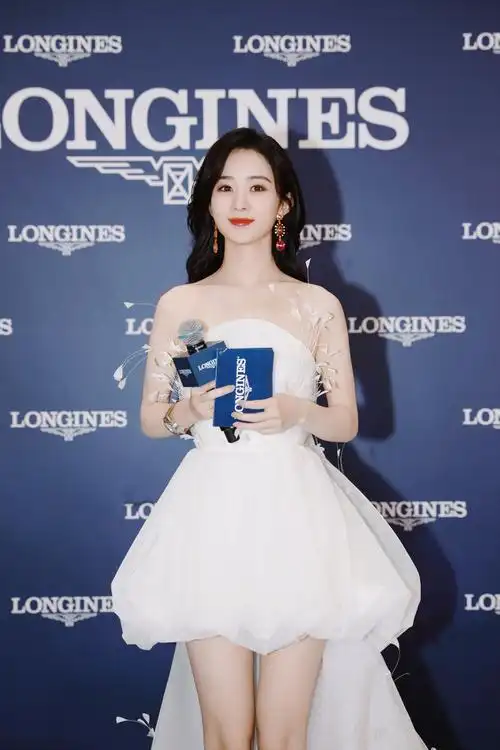 赵丽颖现身郑州浪琴表活动 一袭白色羽毛抹胸裙仙气十足