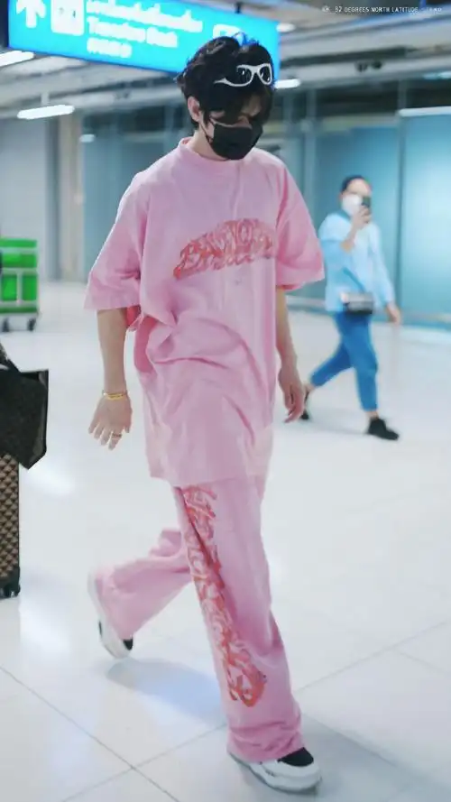 蔡徐坤曼谷机场出发路透##蔡徐坤多巴胺穿搭