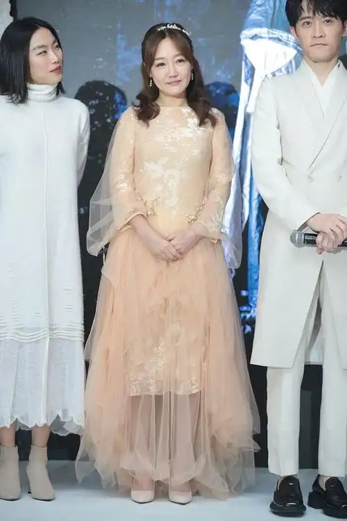 42岁薛佳凝老了穿粉裙出席活动法令纹颈纹明显但气质更佳了