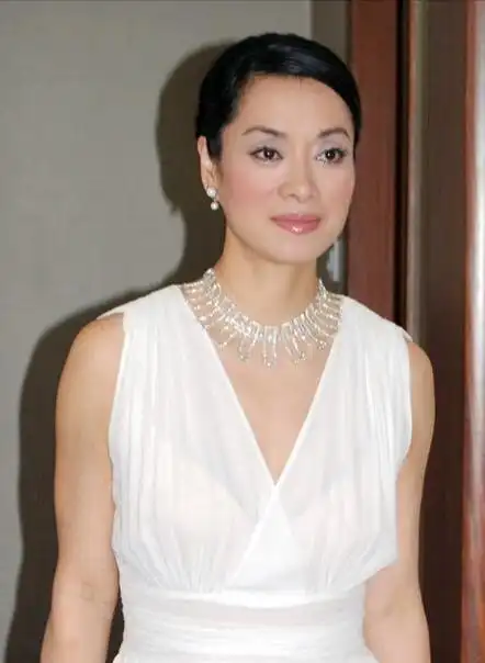 58岁毛阿敏这是瘦了多少?素颜五官眼窝凹陷,170个头高挑又时髦