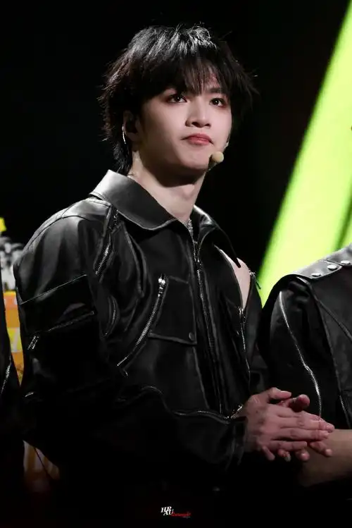 今日星拍放送##刘耀文一对一教粉丝手势舞##刘耀文倔强的小男孩