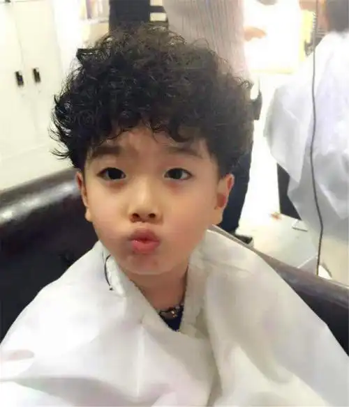 专门给小孩剪头发,烫头发,里面有个小男孩正在烫发