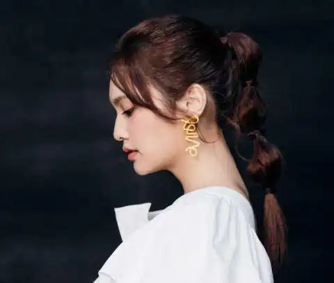 杨丞琳扎马尾晒微笑侧颜 一袭白色荷叶边连衣裙仙气十足