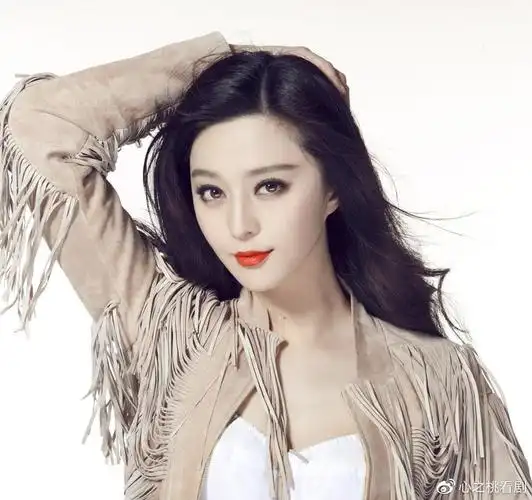 近日范冰冰照片被曝光,皮肤白到没有血色,眼妆浓郁对比反差太大